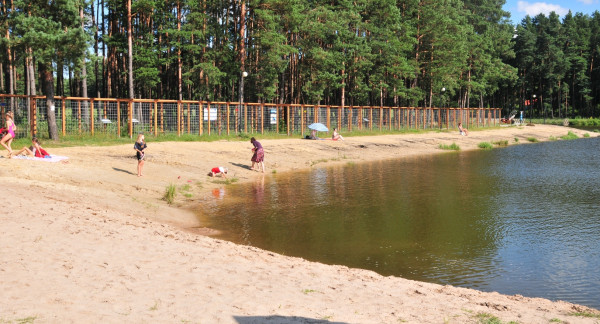 plaża piasek nad zalewem